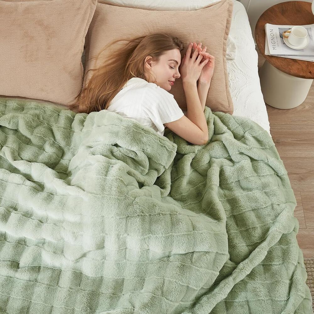 Cozy Bliss Faux Fur Throw Blanket for Couch, Cozy Warm Plush Striped Blanket ... - Picture 2 of 6